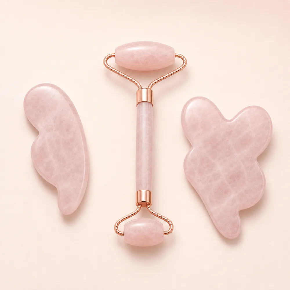Sada gua sha a masážního válečku Lunea Sculpt na světlém pozadí