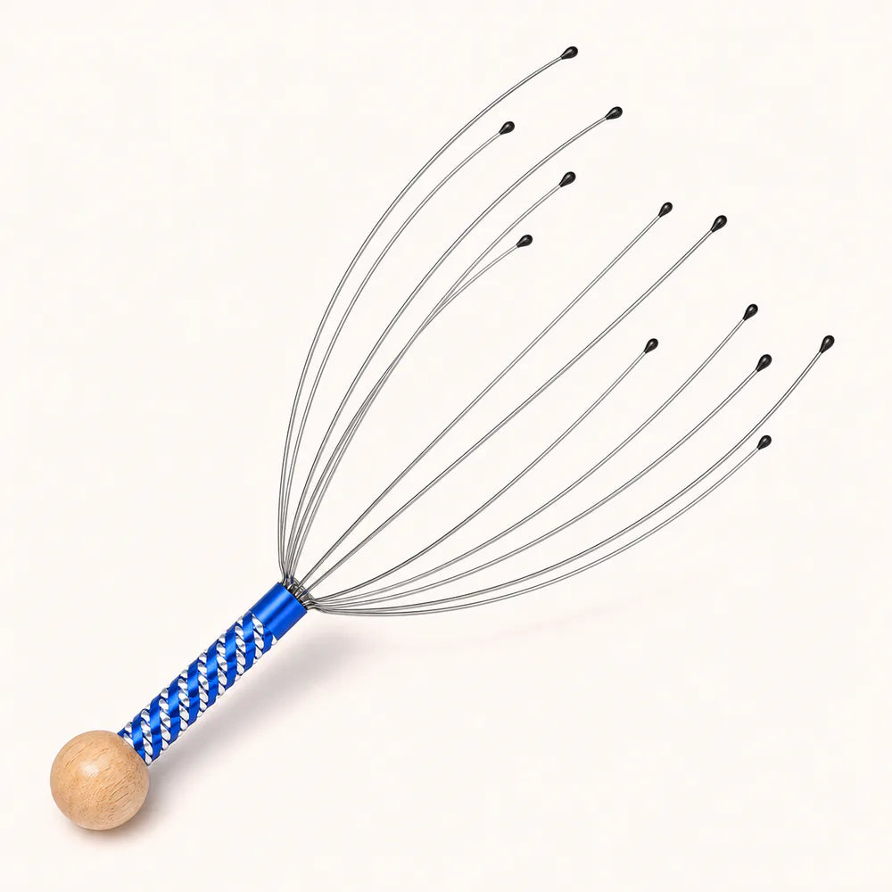 Ruční masážní pomůcka Lunea Scalp Reset na světlém pozadí